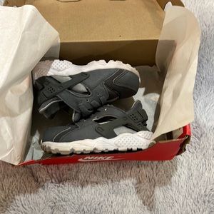 Like New Grey Nike Tennis Shoes Size 5 c